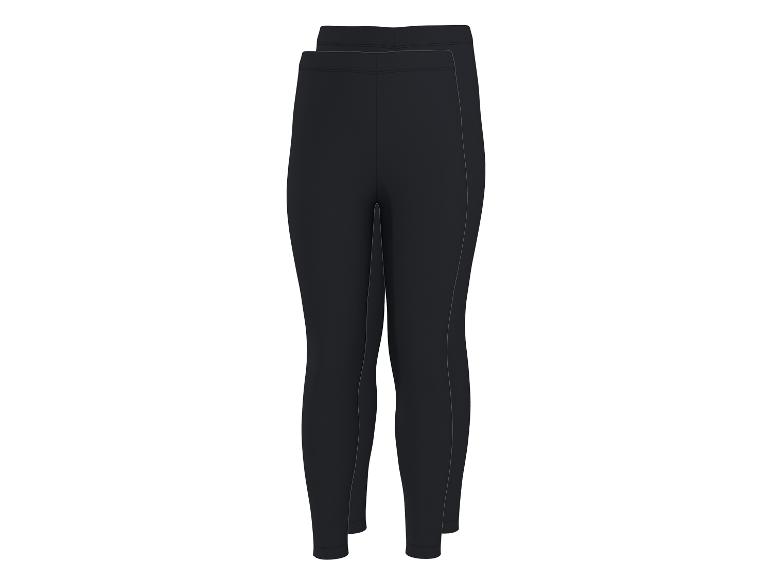 Ein Paar schwarze Damen-Leggings mit sichtbaren Seitennähten.
