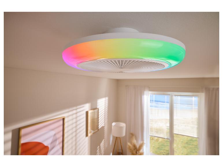 Deckenventilator mit farbigem LED-Licht in einem hellen Raum mit Fensterjalousien