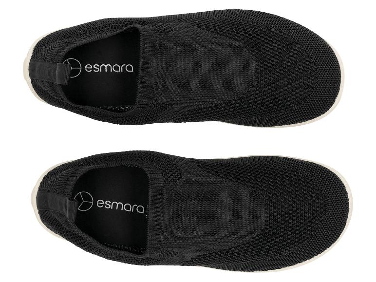 Paar schwarze gestrickte Slip-on-Schuhe mit weißen Sohlen, von oben gesehen.