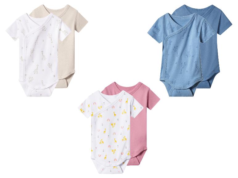 Drei Sets Babybodys: weiße mit Giraffen, blaue mit Giraffen und weiße mit Giraffen und Regenbögen.
