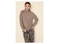 Frau in braunem geripptem Rollkragenpullover und Leopardenmusterhose.