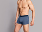 Mann in blauen Boxershorts.