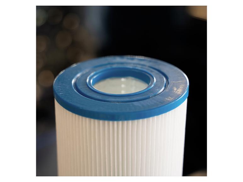 Home Deluxe Poolfilter-Kartusche mit weißem Faltenfilter und blauem Deckel.