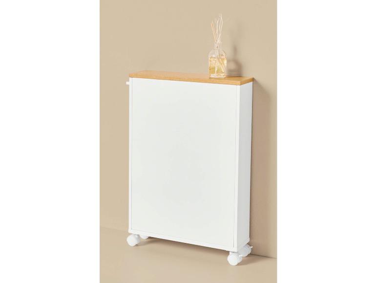 Weißer schmaler Rollschrank mit Holzplatte und einem Reed-Diffusor.