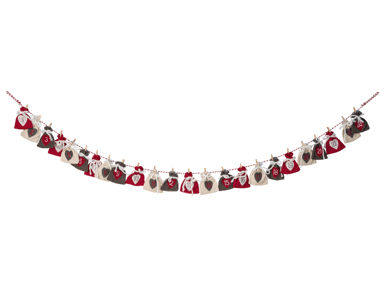 Weihnachts-Adventskalender mit 24 nummerierten Stoffbeuteln, die an einer Schnur hängen.