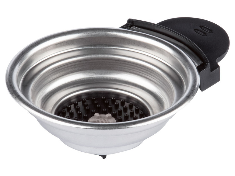 Ein Metallkaffeefilter mit schwarzem Plastikhalter.