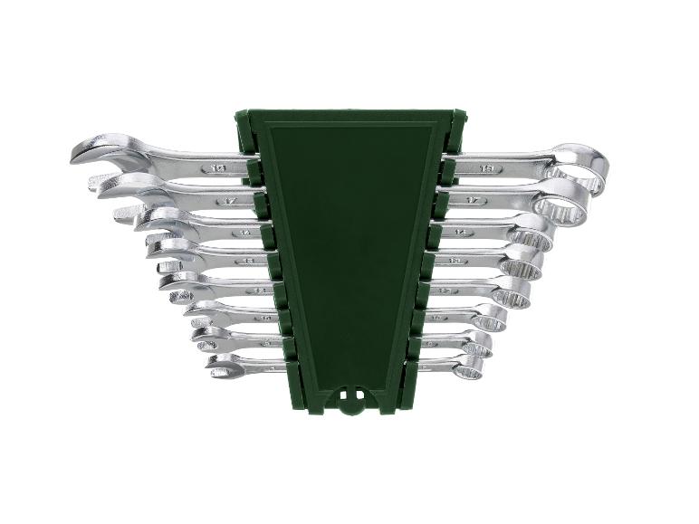 Ein Satz von acht Gabelschlüsseln und Ringschlüsseln in einem grünen Halter.