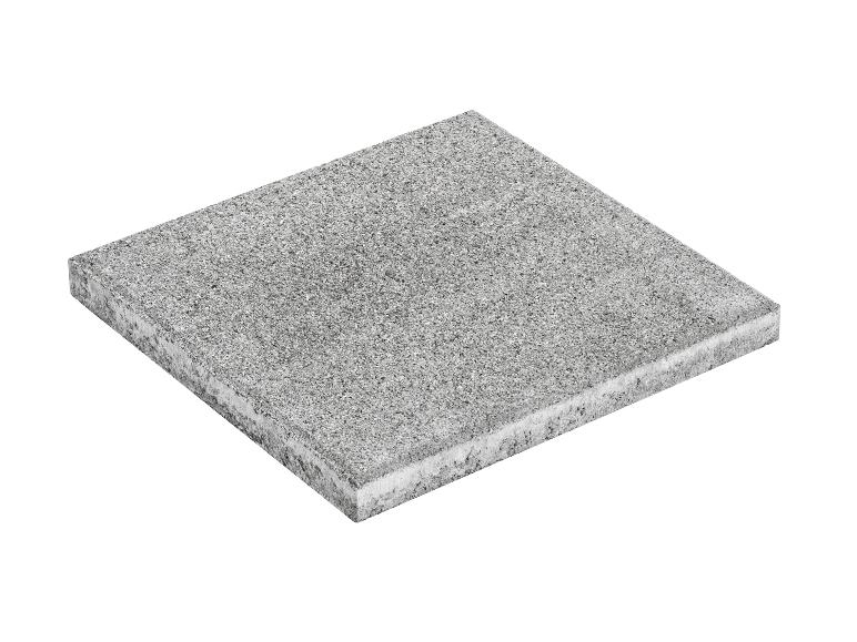 Graue Betonplatte mit rauer, körniger Oberfläche und hellerem Rand.
