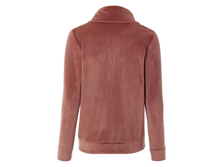 Ein rosafarbener Samtpullover mit langen Ärmeln