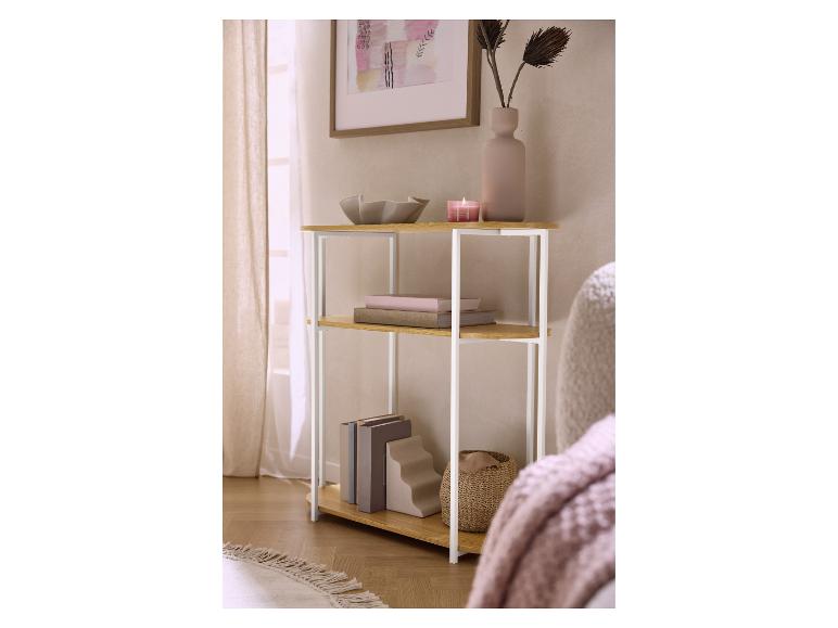 Holzregal mit weißen Metallbeinen, Büchern, Vase und Kerze in einem gemütlichen Raum.