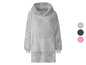 Ein grauer Oversize-Hoodie-Decken mit Kapuze.