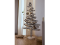 Dekorativer Holz-Weihnachtsbaum mit LED-Lichtern und Sternen, auf einem Holztisch.
