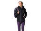 Frau in schwarzer Jacke mit lila Reißverschluss und lila Hose, mit Rucksack.