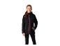 Lächelndes Mädchen in schwarzer und pinker Softshelljacke und schwarzer Hose