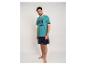 Herren-Pyjama mit türkisfarbenem T-Shirt mit Palmenprint und blauen Shorts.