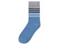 Blaue Socken mit grauen und weißen Streifen.