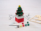 Ein Weihnachtsbaum-Musikbox zum Basteln mit Farben und Kleber.