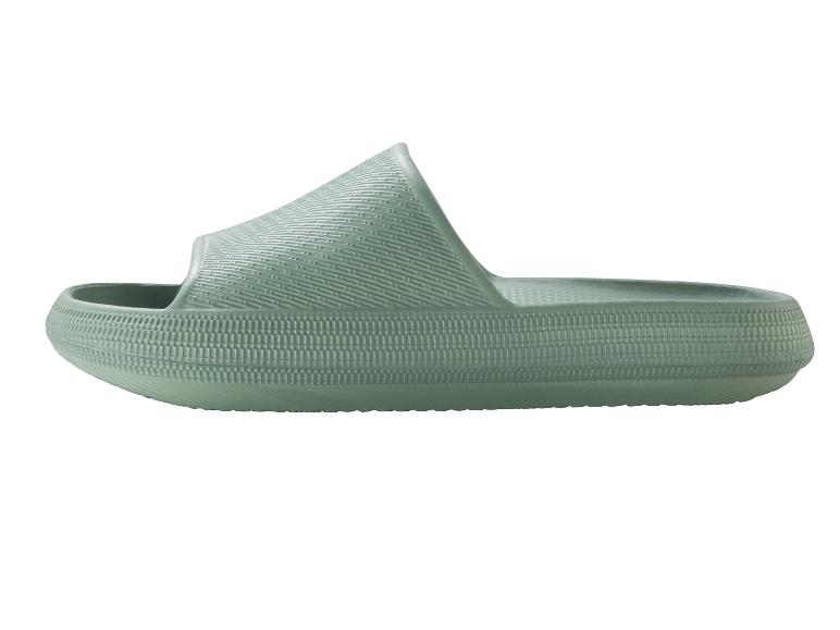 Salbeigrüne Pantoletten mit dicker Sohle.