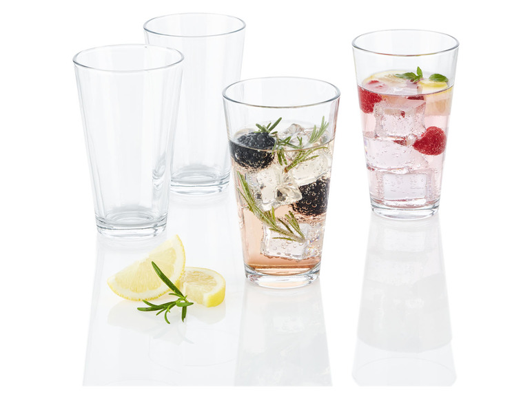 Drei Gläser mit einem Getränk mit Eis und Beeren.