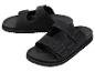 Schwarze Sandalen mit zwei Riemen und Schnallen, auf weißem Hintergrund.
