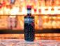 Gin-Flasche auf einer Bartheke, mit dem Etikett 'CRAFTED with DARK BERRIES'.