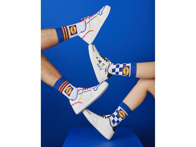 Weiße Sneaker und Lidl Socken: lässiger, bunter Style.