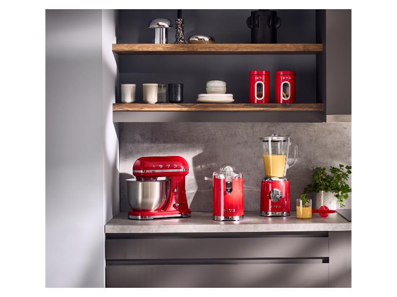 Rote Retro-Küchenmaschine von SILVERCREST® auf einer modernen Küchenarbeitsplatte.