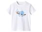 Weißes Kinder-T-Shirt mit einem Aufdruck eines schlafenden blauen Faultiers auf einem Ast.