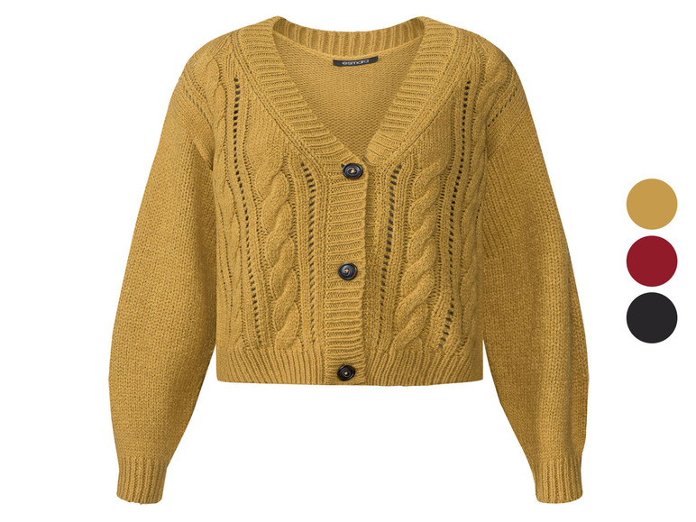 Gelber Strickpullover mit Knöpfen und Zopfmuster.