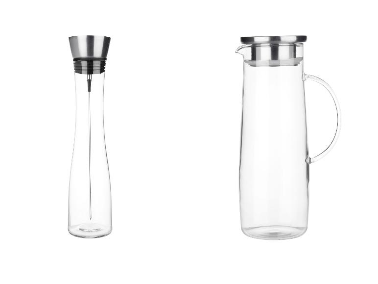 Glaskaraffe und -kanne mit Metalldeckeln.