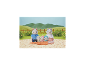 Figurenfamilie von Kätzchen mit Schlitten, vor einer grünen Landschaft.