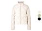 Beige Steppjacke mit Rautenmuster.