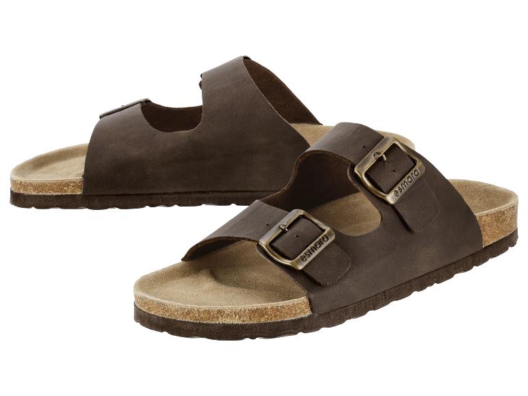 Paar braune Zweiriemen-Sandalen mit Korksohlen und Metallschnallen
