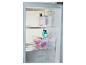 Transparente Kühlschrank-Organizer mit Getränken und roten Paprika.