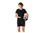 Frau in schwarzem T-Shirt, Shorts und Radhandschuhen, hält einen weißen Fahrradhelm.