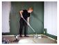 Frau streicht Wand mit LIVARNO® Arbeitsleuchte »The Painter+«, die den Boden beleuchtet.