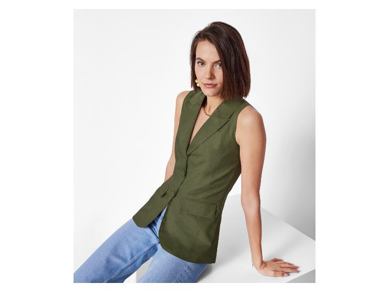 Frau modelliert eine grüne Leinenweste.