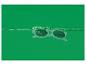 Weiße Sonnenbrille schwimmt in grünem Wasser mit Spritzern.