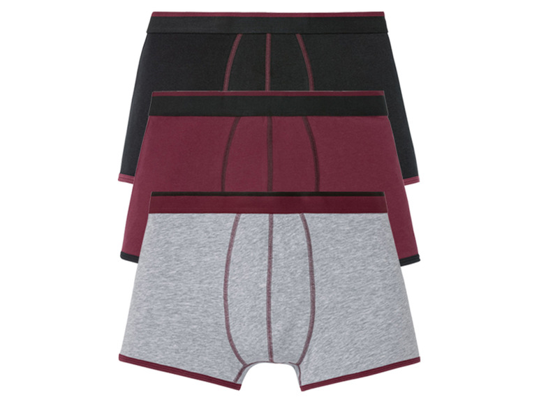 Drei Boxershorts in Schwarz, Weinrot und Grau.