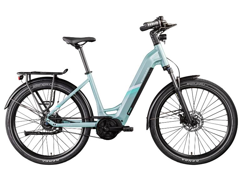 Hellblaues E-Citybike mit Tiefeinsteigerrahmen und Gepäckträger.