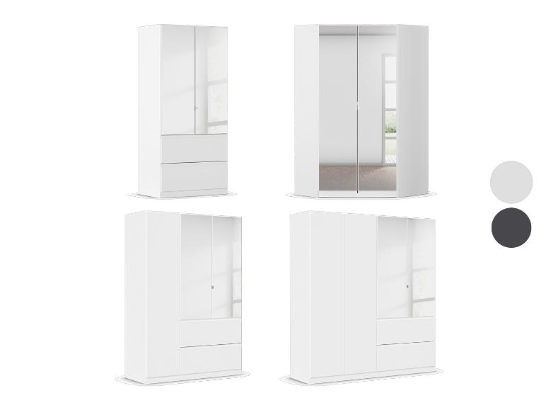 Vier moderne weiße Kleiderschränke in verschiedenen Größen und Konfigurationen, mit Schubladen und Spiegeltüren.