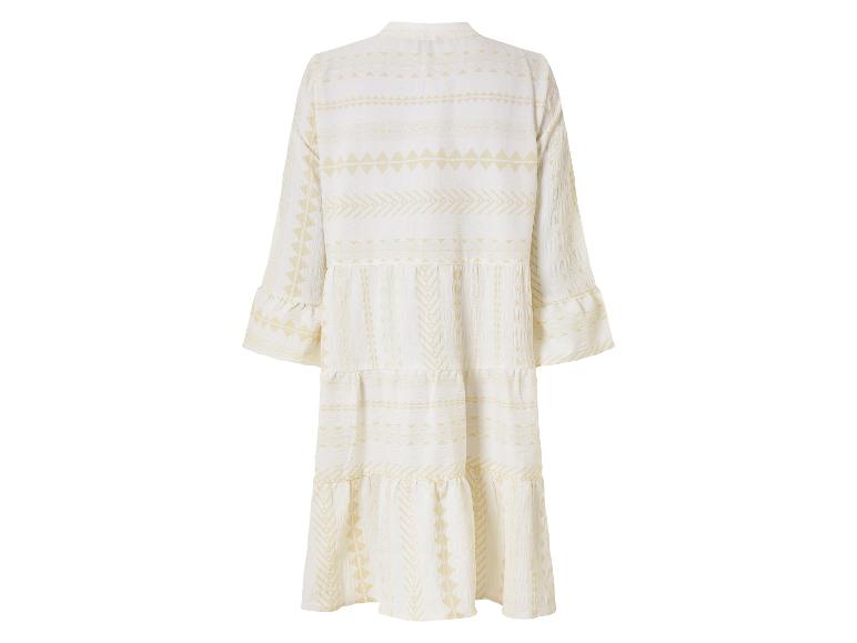 Langes weißes Kleid mit beige geometrischem Muster.