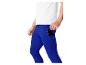 Mann in blauen Sport-Leggings mit Handytasche und weißem T-Shirt