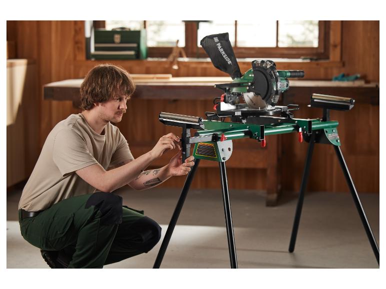 Ein Mann baut eine Parkside-Kapp- und Gehrungssäge auf einem Gestell auf.