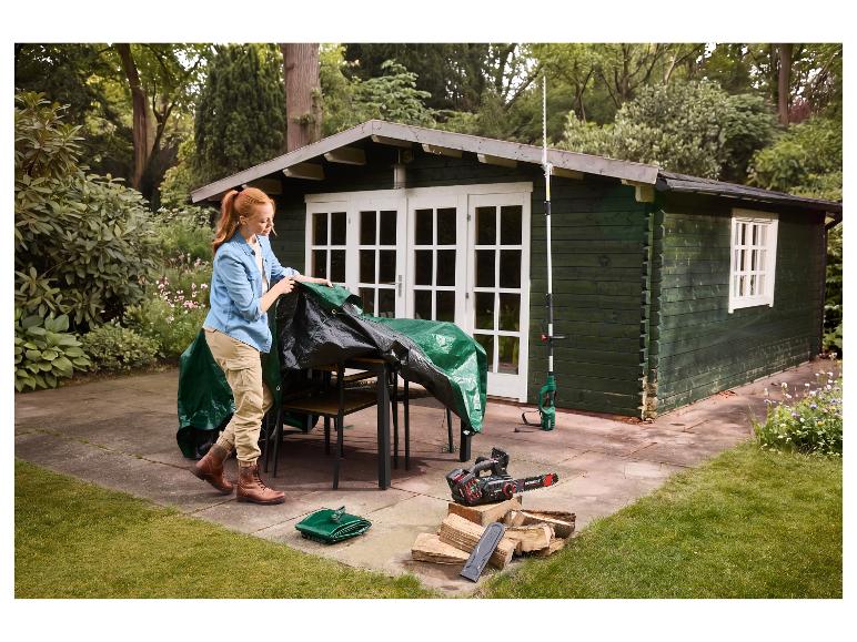 Eine Frau deckt Gartenmöbel mit einer universellen PARKSIDE Abdeckplane ab.