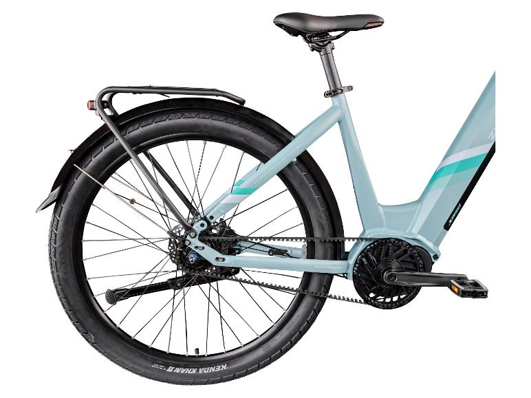 Hellblaues E-Bike mit Gepäckträger und Riemenantrieb.