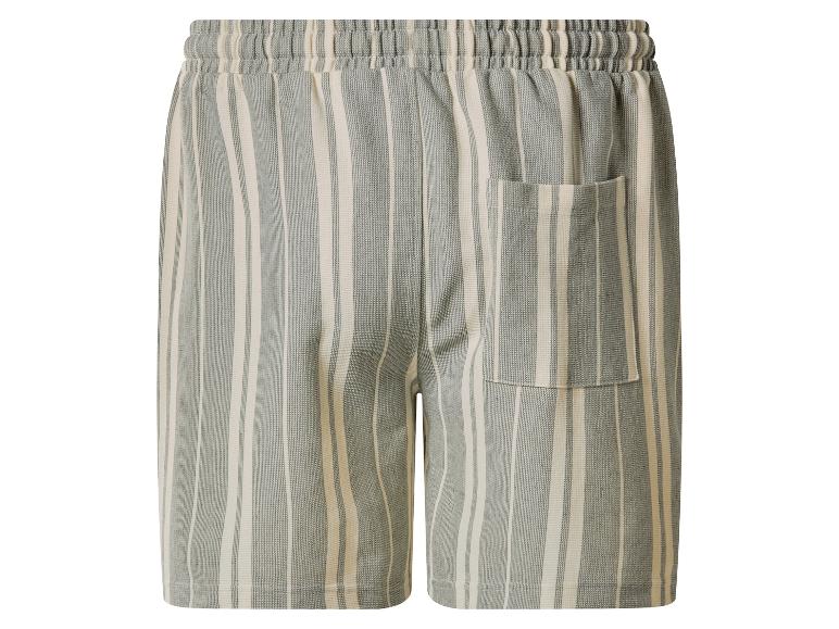 Gestreifte Herren-Shorts mit elastischem Bund und Gesäßtasche.