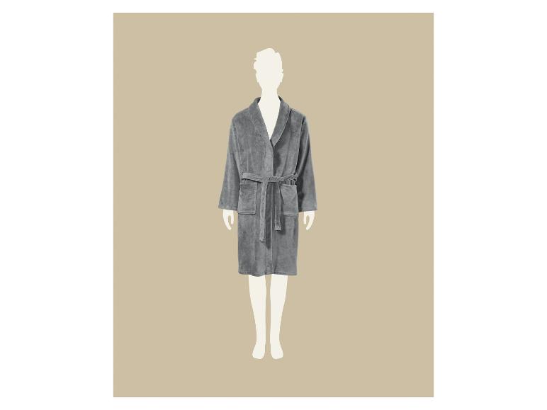 Grauer Bademantel auf Schaufensterpuppe.