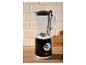 Schwarzer Retro-Standmixer von Silvercrest auf einer Holz-Arbeitsplatte.
