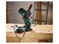 Elektrischer Kettenschärfer auf einer Holzwerkbank in einer Werkstatt.